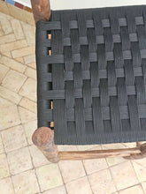 Taburete de Madera Oscura con Asiento de Esparto