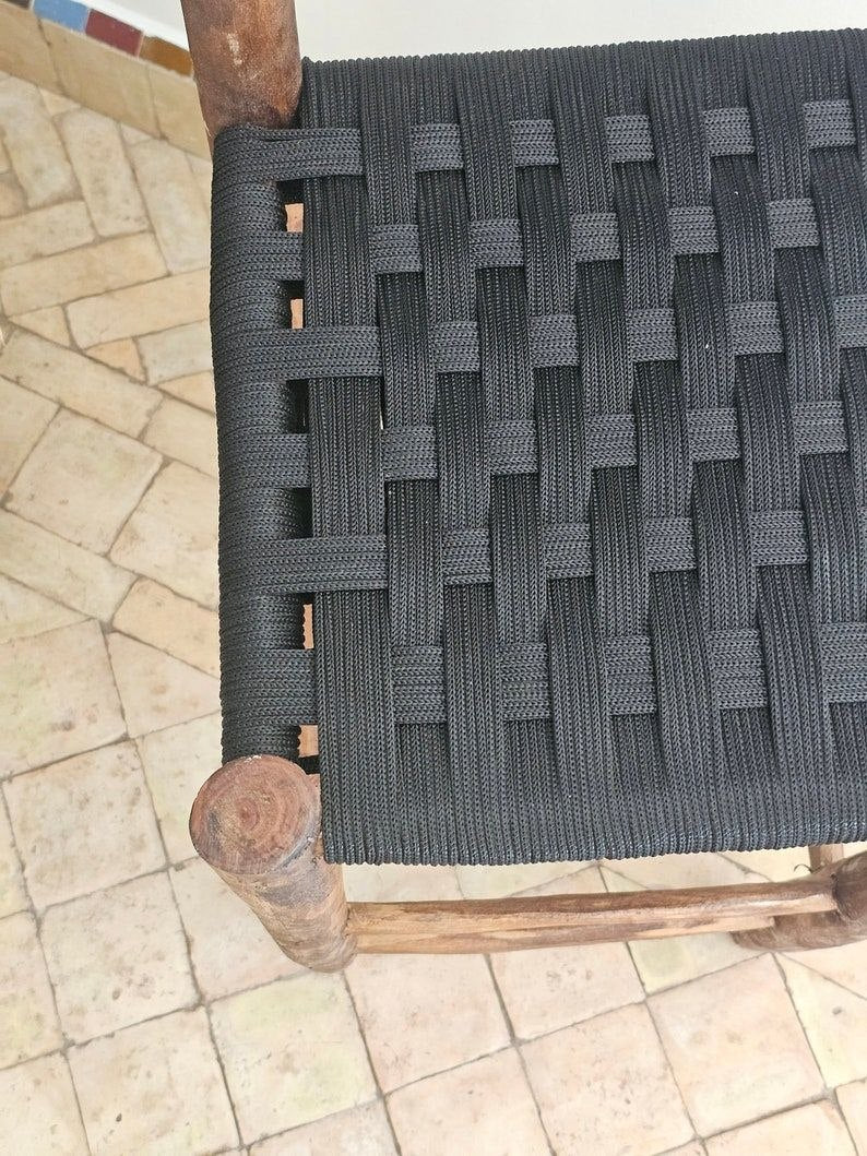 Taburete de Madera Oscura con Asiento de Esparto