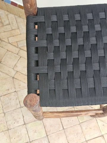 Taburete de Madera Oscura con Asiento de Esparto