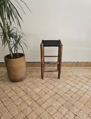 Taburete Alto de Madera Oscura con Asiento Negro Tejido