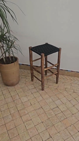 Taburete de Madera Oscura con Asiento de Esparto