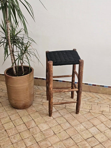 Taburete de Madera Oscura con Asiento de Esparto