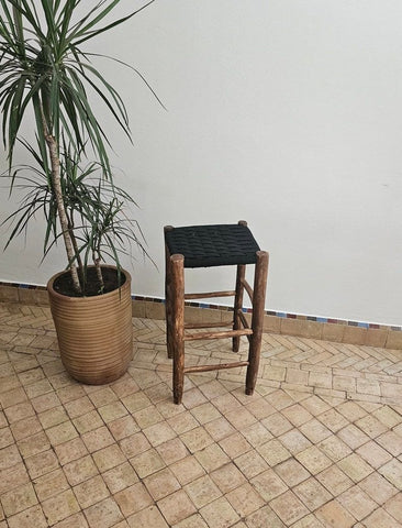Taburete de Madera Oscura con Asiento de Esparto