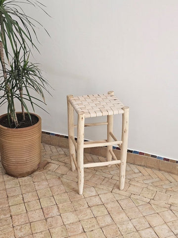 Taburete Alto de Madera y Cuero Trenzado a Mano