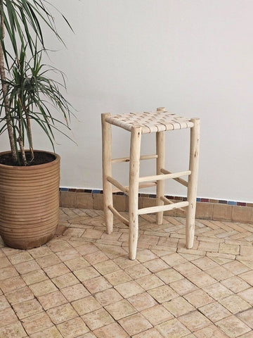 Taburete Alto de Madera y Cuero Trenzado a Mano