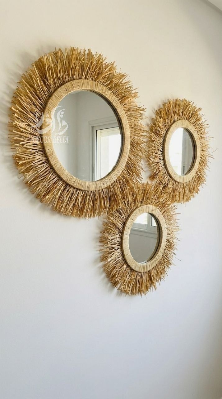 Decoracion de pared con espejos de rafia y fibra vegetal